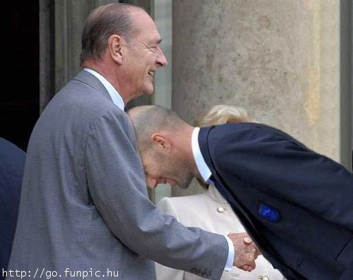 Zinedin Zidan se rukuje sa Žakom Širakom Zidan i Širak