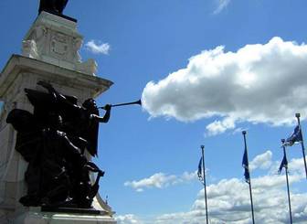 Fotouglovi: spomenik i oblak
