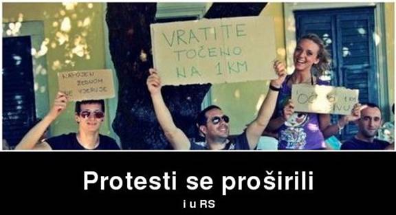 Na transparentima (koji se loše vide) piše: "Napojen žednom ne vjeruje", "Vratite točeno na 1KM" i "Oćemo 1KM pivu" Protesti u Republici Srpskoj