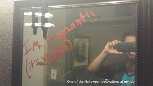 Dekoracija iz autorove firme. Na ogledalu piše: "Trudna sam!! (tvoje je)" Samhain Dekoracija