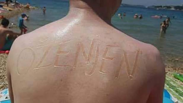 Kad žena namaže leđa