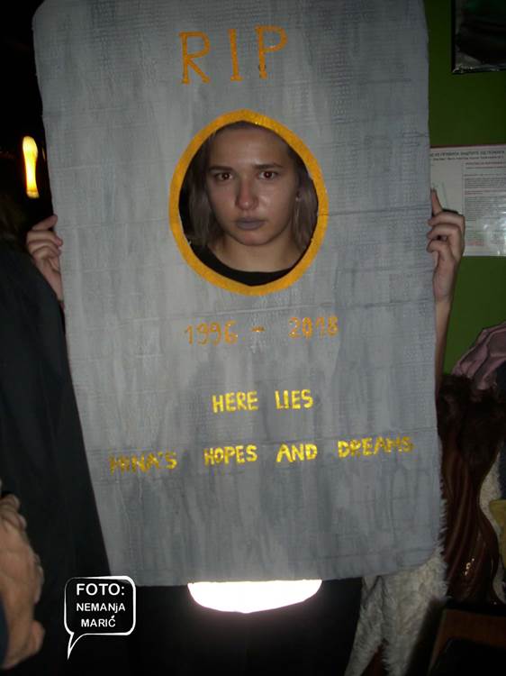 Ovde leže Minini snovi i nadanja Gerila maska